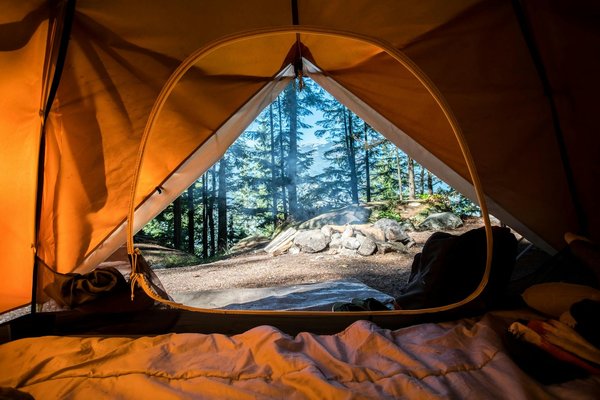 Comment choisir le bon équipement pour un camping en zone volcanique?